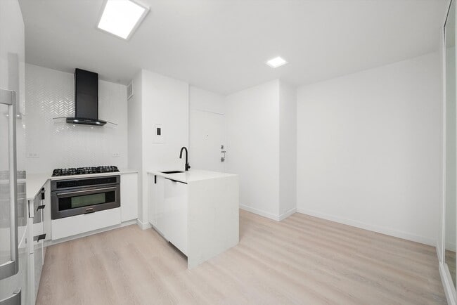 Building Photo - 247 E Chestnut St