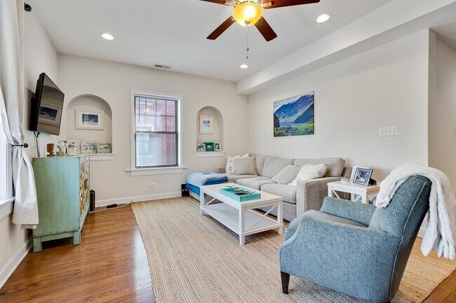 Foto del edificio - 3 bedroom in Chicago IL 60640