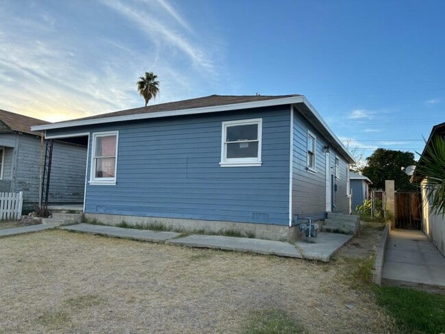 Building Photo - Taft Home 2 bd 1 ba  Must see