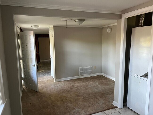 Building Photo - 4 Bedroom 2 Bathroom