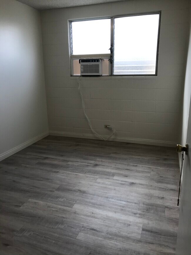 Newly painted Bedroom with AC - 2024 Waiola St
