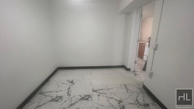 Foto del edificio - COZY 2 BEDEROOM ON THE GARDEN LEVEL EAST 4...