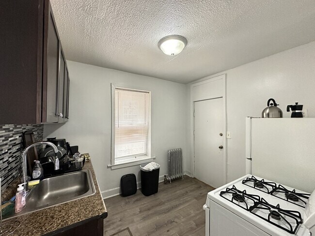 Foto del edificio - 5672 N Ridge Ave