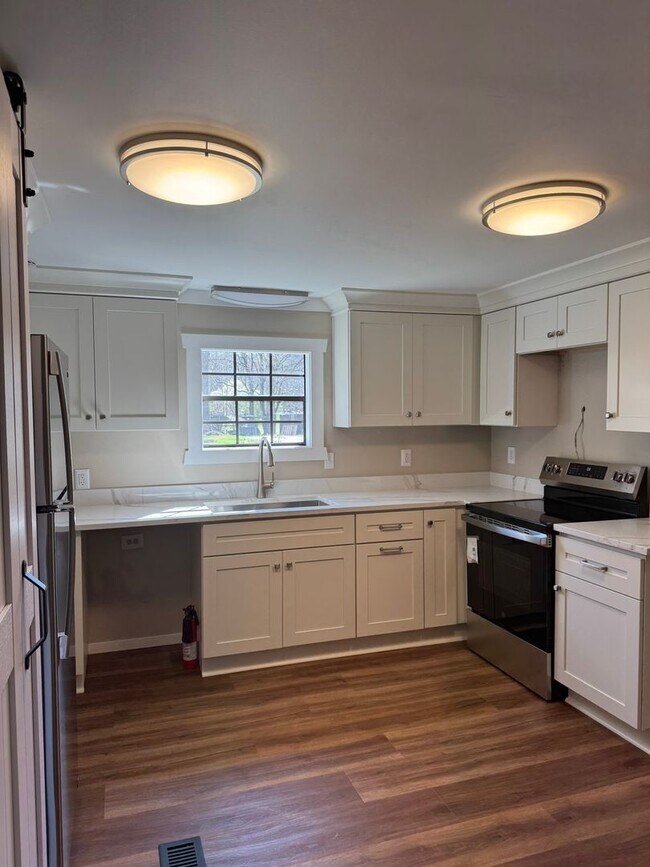 Foto del edificio - Fully Renovated Secluded 3 Bedroom Rancher!