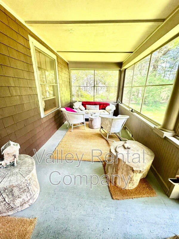 Foto del edificio - 323 Pelham Rd