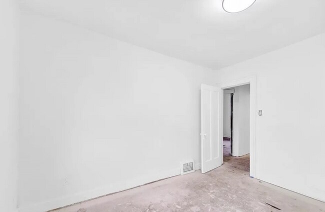 Building Photo - Spacious 3-bedroom, 1-bath Home