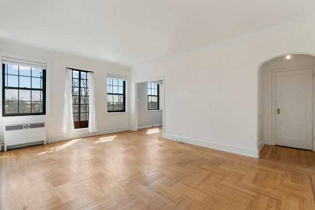 Building Photo - 14 N Chatsworth Ave