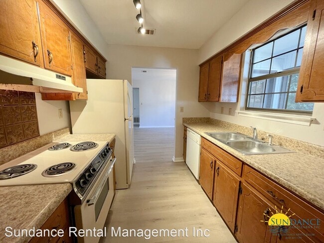 Building Photo - 2 br, 1 bath House - 687 Valley Road