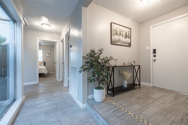 Foto del edificio - 9907 Towne Tower Ln