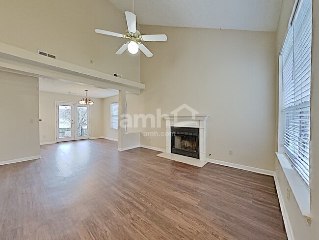 Building Photo - 705 Jaywood Drive