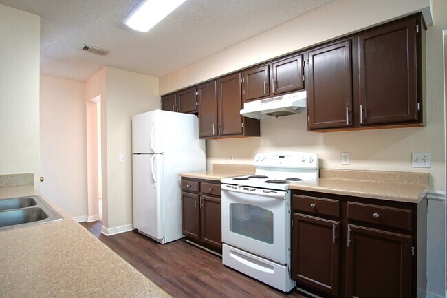 Building Photo - Spacious 3BR/2BA Brick Home in Woodridge Manor – Quiet Cul-de-Sac, Updated Kitchen & Great Room w...