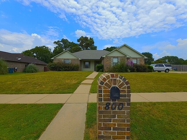 Building Photo - BEAUTIFUL and SPACIOUS 3-bedroom, 2-bathro...