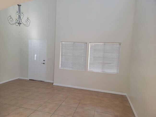 Foto del edificio - Spacious 5 bed 2.5 bath 2 story home with ...