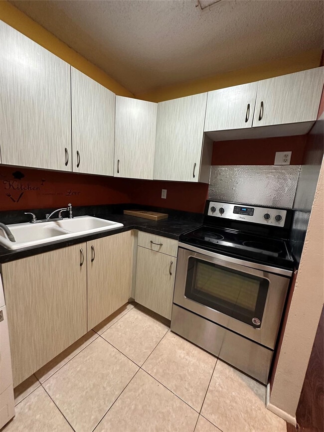 Building Photo - 11622 Royal Palm Blvd