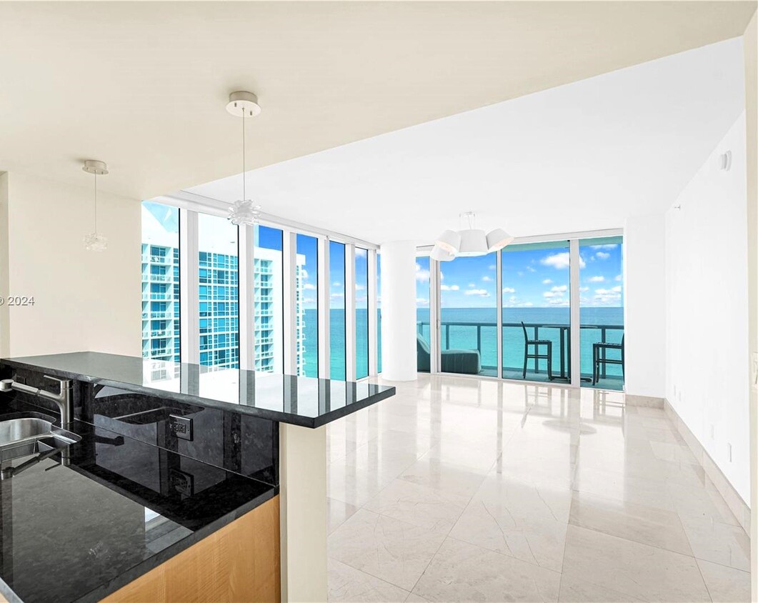 Foto principal - 6799 Collins Ave