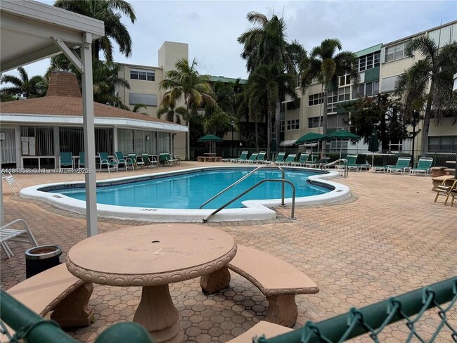 Building Photo - 1333 E Hallandale Beach Blvd