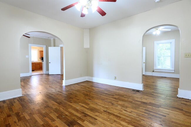 Foto del edificio - 302 S Poplar St