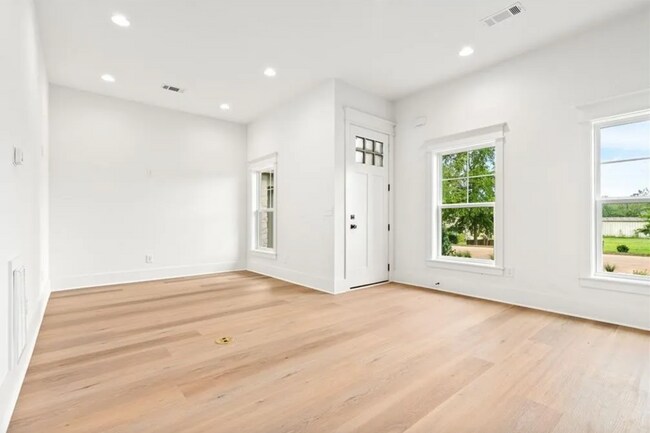 Building Photo - 580 Pride Ave