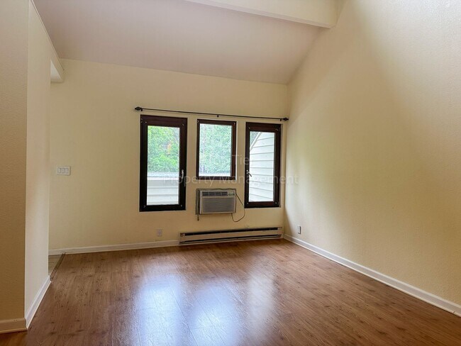 Foto del edificio - Beautiful 2 bedroom 2 bathroom top unit co...