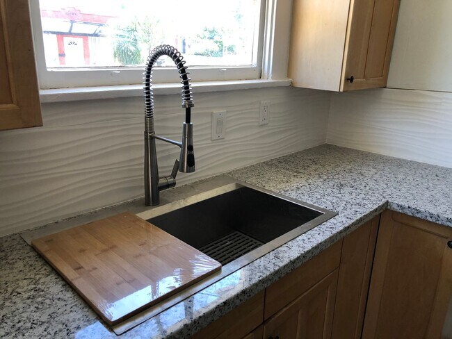 Foto del edificio - Quaint 2 BR/1BA House near downtown Martin...