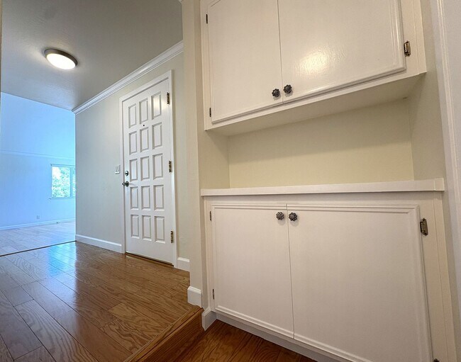 Building Photo - Charming Updated 2-Bedroom Home in Prime L...