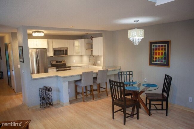 Building Photo - 2 br, 3 bath Townhome - 421 Sierra Vista