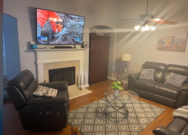 Living room - 321 Fairdale Trce