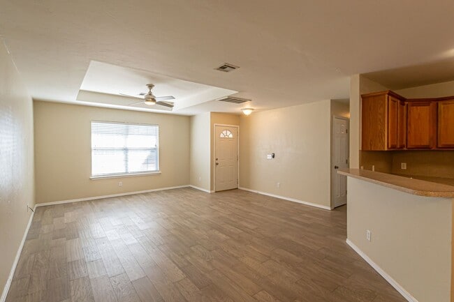 Building Photo - 3 Bed 2 Bath Next to I-40 in Yukon - FRESH...