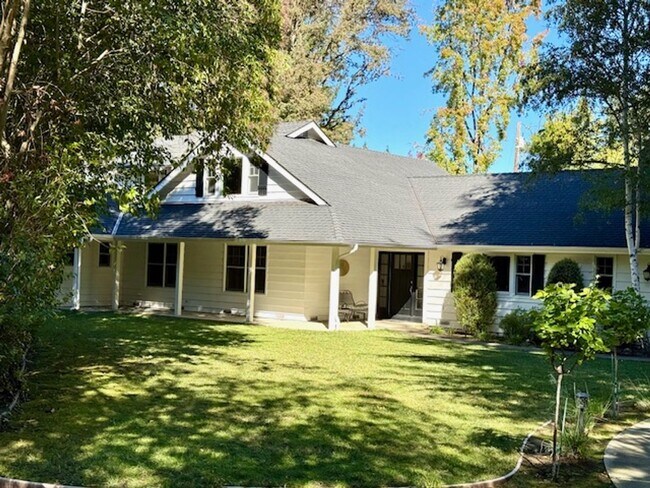 Building Photo - Gorgeous 5 bedroom, 4.5 bath, Westside Dan...