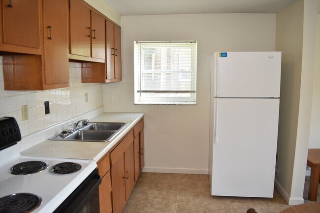 Kitchen - 438 Stewart St