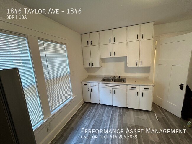 Foto del edificio - Glorious 3 Bedroom Lower in Racine