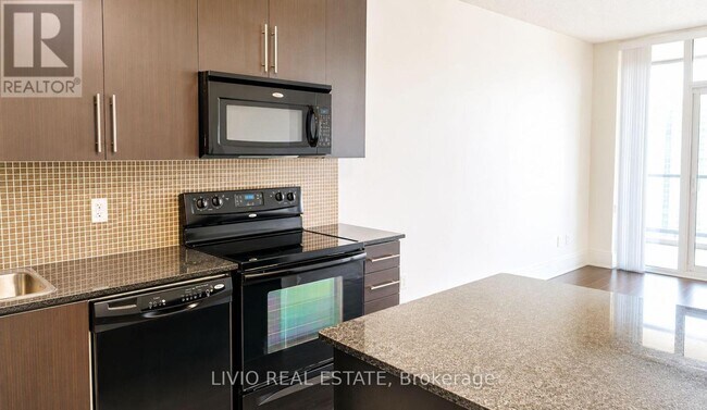 Photo du bâtiment - 330 Burnhamthorpe Rd W