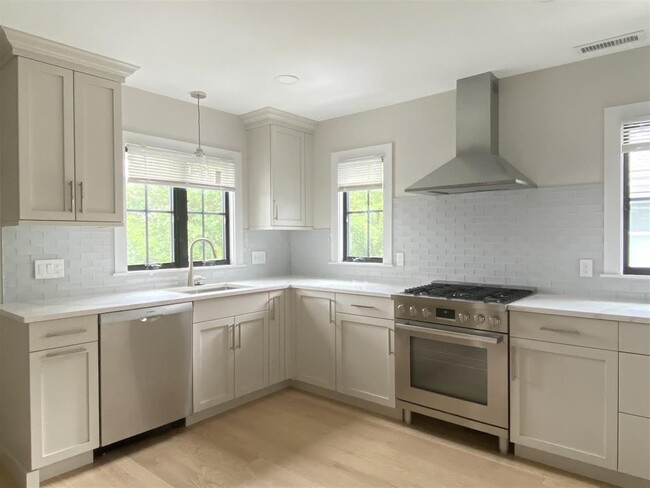 Building Photo - 33 Brimmer St