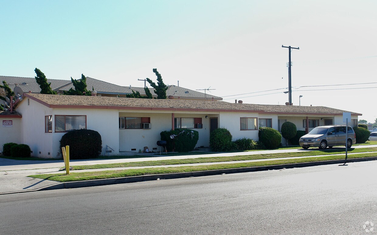 Foto del edificio - 9831 Russell Ave