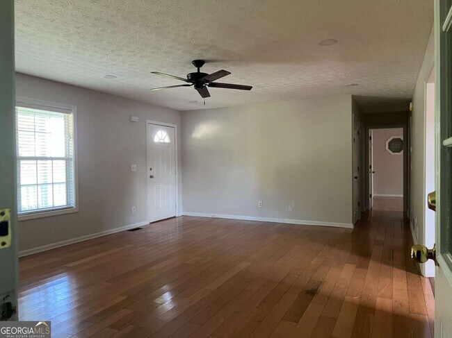 Foto del edificio - 5075 Mills Dr