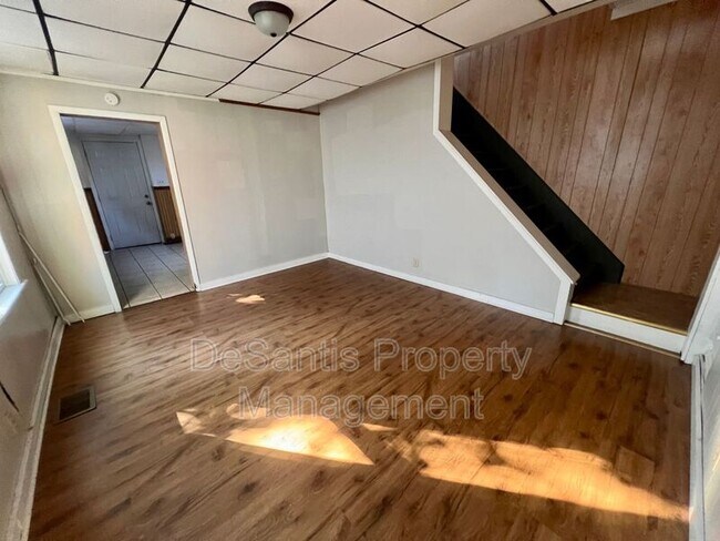 Foto del edificio - 218 E Division St