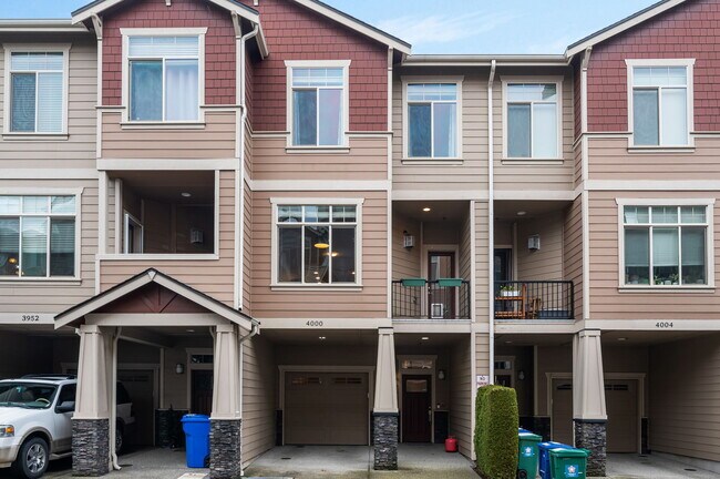 Building Photo - 4000 NE 3rd Pl