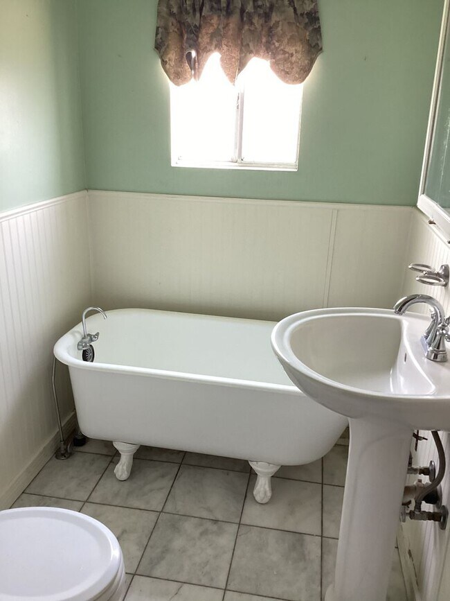 Building Photo - This 3 bedroom 2 bathroom home is walking ...