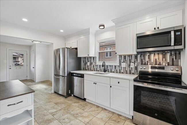Building Photo - Remodeled in great location! 4 bedrooms 2 FB Walk to Metro