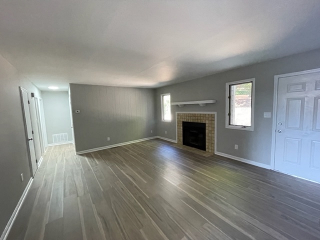 Living Room w/ Working Fireplace - 116 Lookout Dr