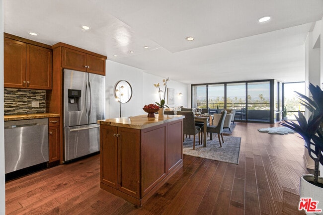 Building Photo - 4316 Marina City Dr