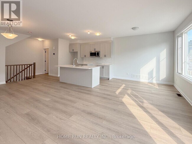 Building Photo - 521 Woodlily Private