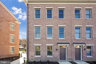 Building Photo - 945 Sycamore Dr SE