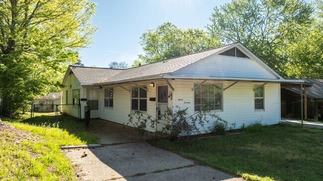 Building Photo - 715 Oakwood-