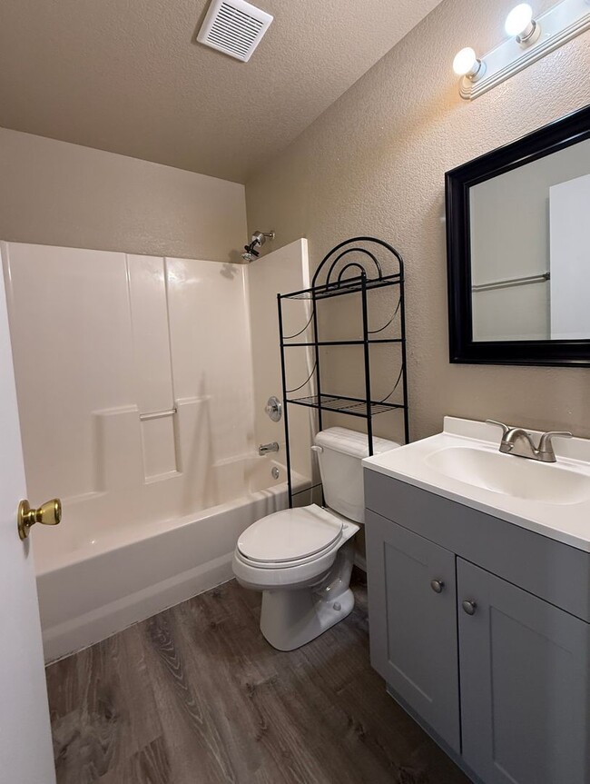 Foto del edificio - 1717 Oakshire Ln