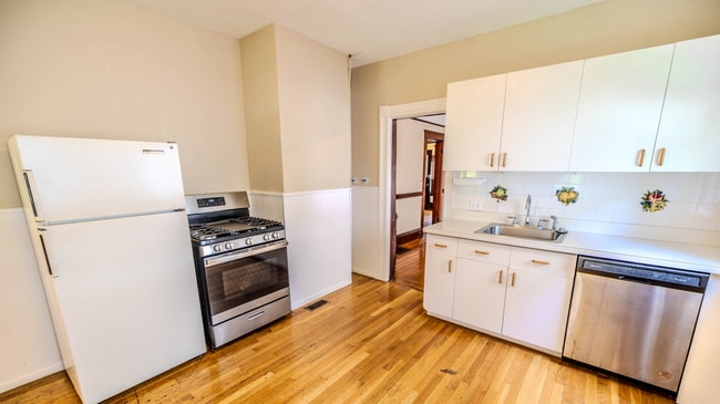 Building Photo - 46 Paulina St