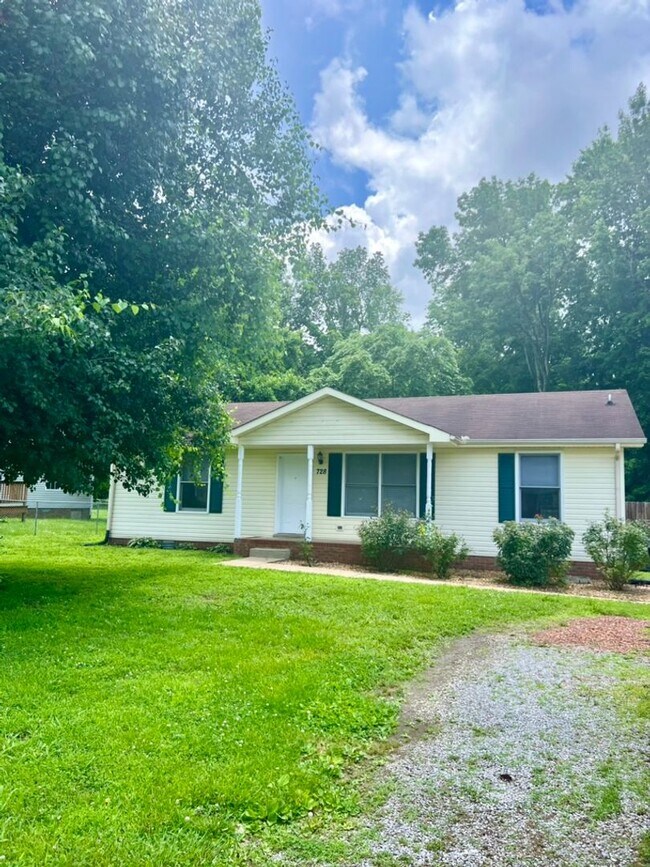 Building Photo - AVAILABLE NOW! 3 Bedroom, 1.5 Bath Home
