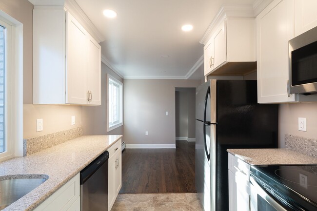 Foto del interior - Westwood Manor: In-Unit Washer & Dryer, Co...