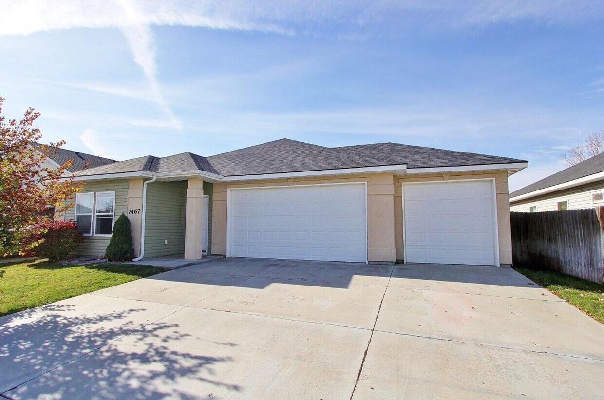 Foto principal - Spacious Home In A Beautiful Neighborhood!
