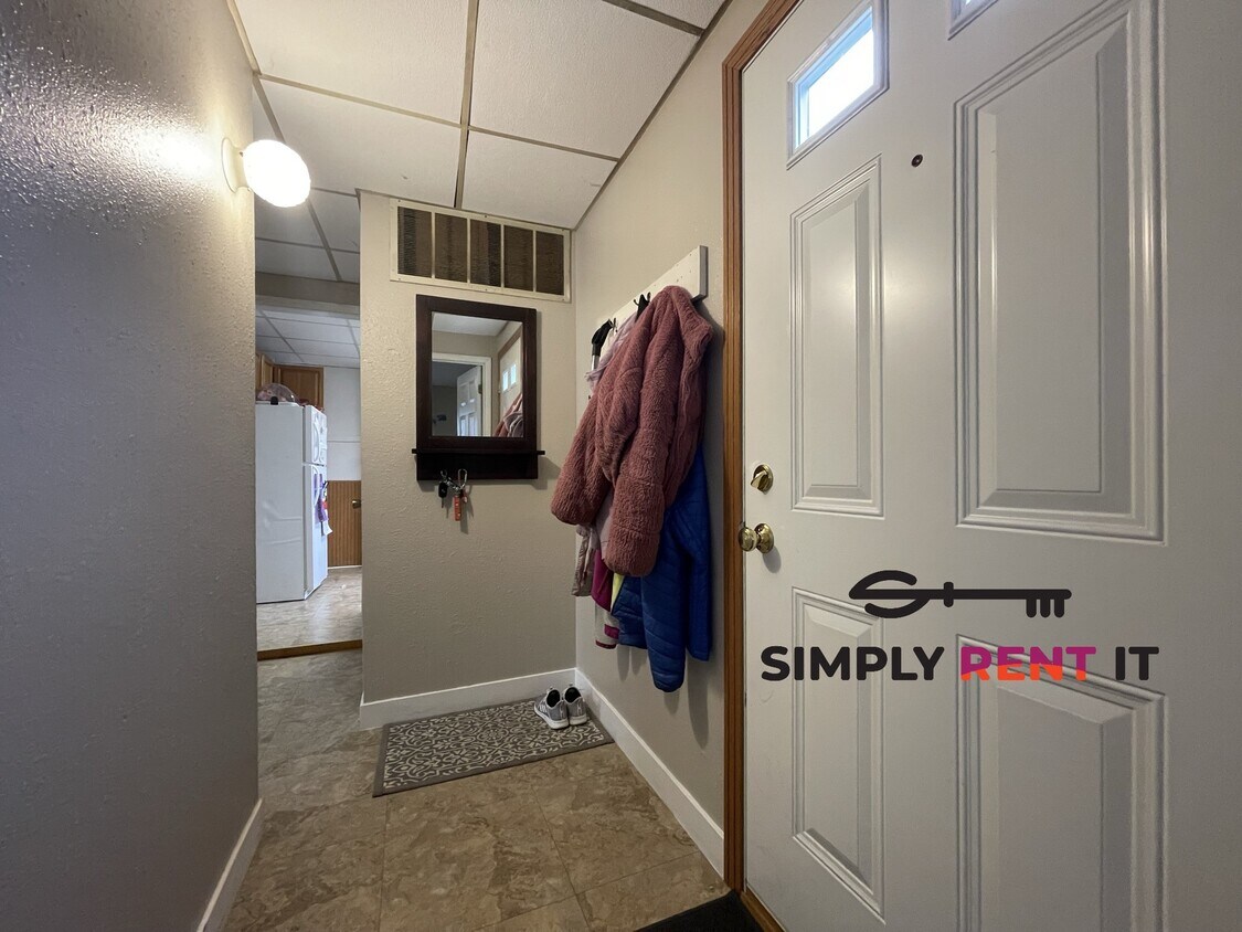 Foto principal - Tri-Plex, 3 Bedroom On Campus! Available Now!